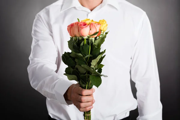 Человек давая розы — стоковое фото