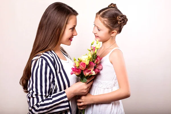 Дочь Дает Мать Цветы Студии Счастливый День Матери — стоковое фото