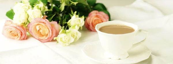 Чашку какао и букет красивых роз — стоковое фото