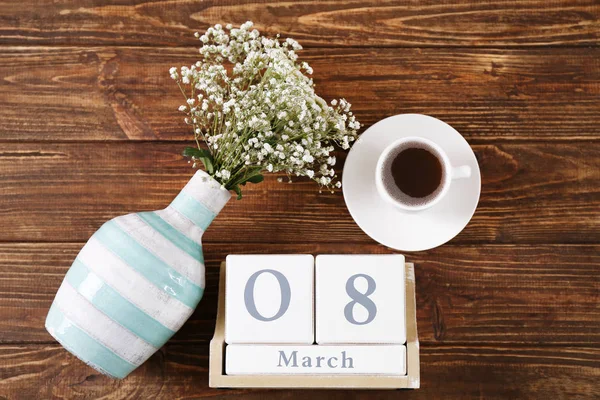Отрывной Календарь Чашку Кофе Цветы Деревянных Фоне Празднование Международного Женского — стоковое фото