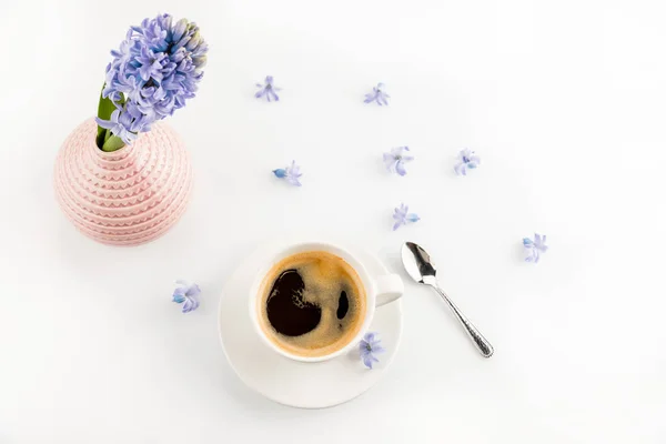 Чашка кофе и цветы — стоковое фото