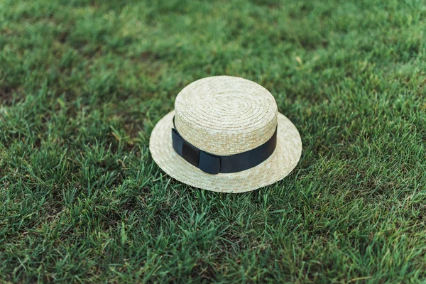 Стильная соломенная шляпа с лентой на траве — стоковое фото