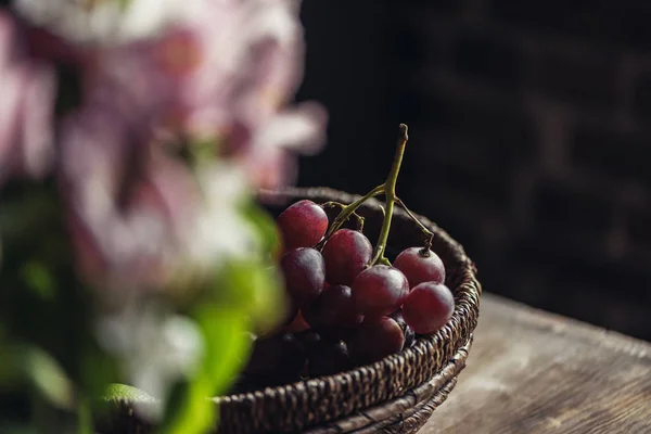 Красный виноград на кухонном столе Стоковое Изображение