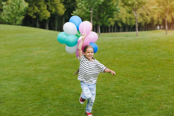 Девушка с красочными шарами в парке — стоковое фото