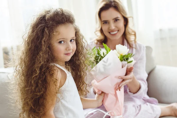 Фигурные Дочь Представляя Букет Весенних Цветов Маме День Счастливой Матери — стоковое фото