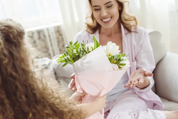 Дочь Представляя Букет Цветов Улыбающихся Маму День Счастливой Матери — стоковое фото