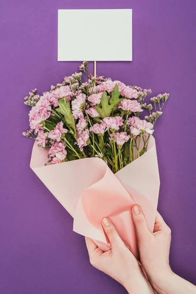 Обрезанное Выстрел Лица Красивый Цветочный Букет Пустой Карты Фиолетовый Лицензионные Стоковые Изображения