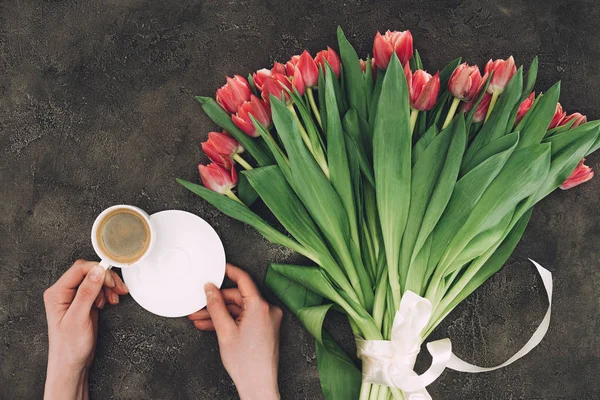 Частичный Вид Сверху Лица Кофе Блюдцем Красивый Тюльпан Цветы — стоковое фото