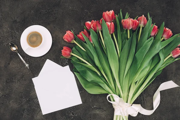 Вид Сверху Красивых Красных Тюльпанов Чашку Кофе Пустой Конверт Поздравительной — стоковое фото
