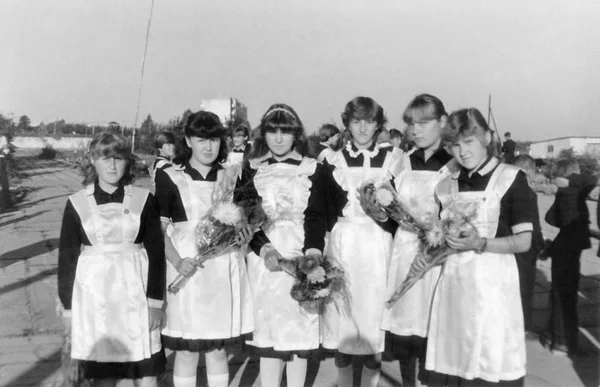Школьницы в элегантный школьной формы на 1-го сентября (1985), Беларусь — стоковое фото