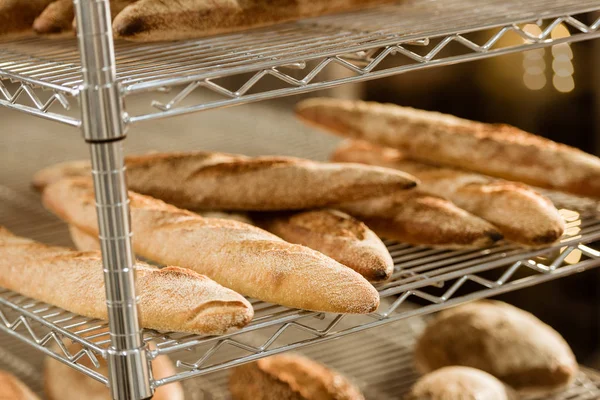 Полки Свежеиспеченный Хлеб Выпечки Производство — стоковое фото