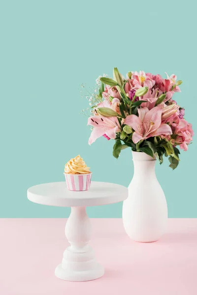 One Cupcake Cake Stand Bouquet Lily Flowers Vase — стоковое фото