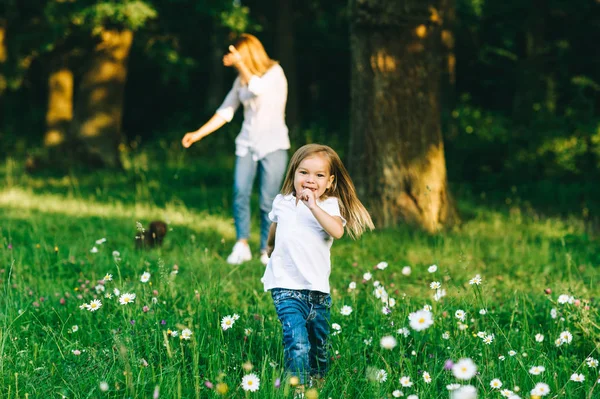 Selective Focus Smiling Kid Running Mother Standing Forest — стоковое фото
