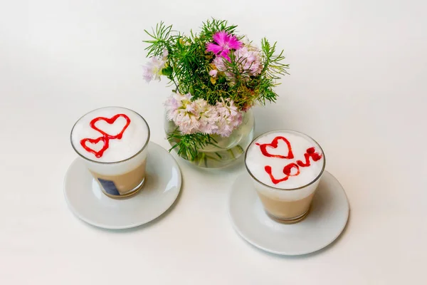 Две Чашки Кофе Сердечками Любителей Белом Фоне Букет Цветов Романтического — стоковое фото