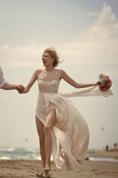 Романтическая пара счастливые улыбающиеся невесты на пляже — стоковое фото