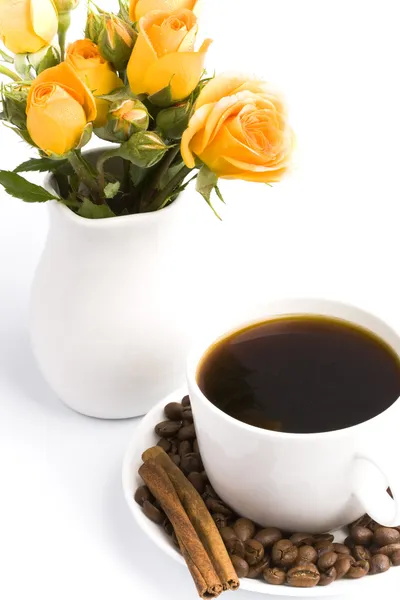 Букет и чашка кофе — стоковое фото