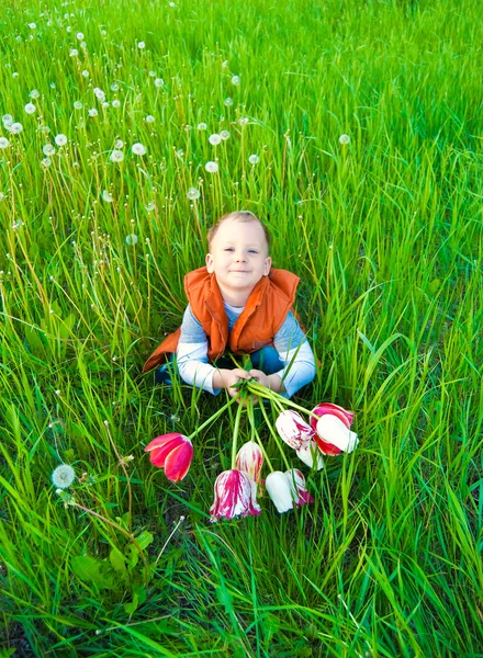 Мальчик с букет тюльпанов Стоковое Фото