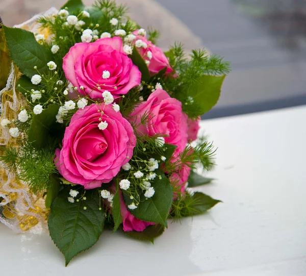 Свадебный букет невесты из роз — стоковое фото