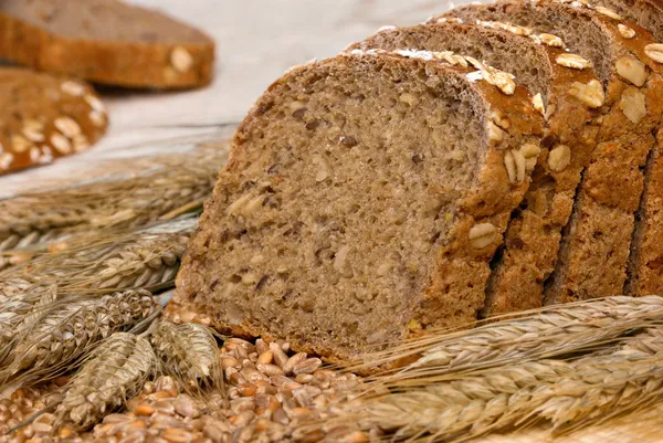 Цельнозерновой хлеб и злаки — стоковое фото
