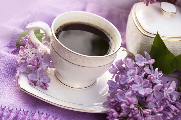 Фарфоровая чашка с кофе и сирень — стоковое фото