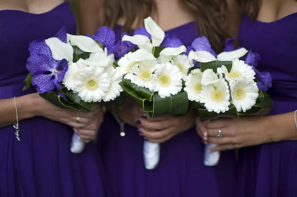 Подружка невесты с букеты цветов — стоковое фото