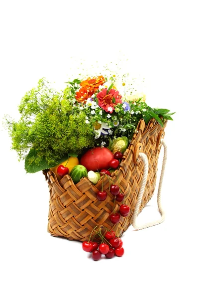 Летние фрукты, овощи и цветы в корзине Стоковая Картинка