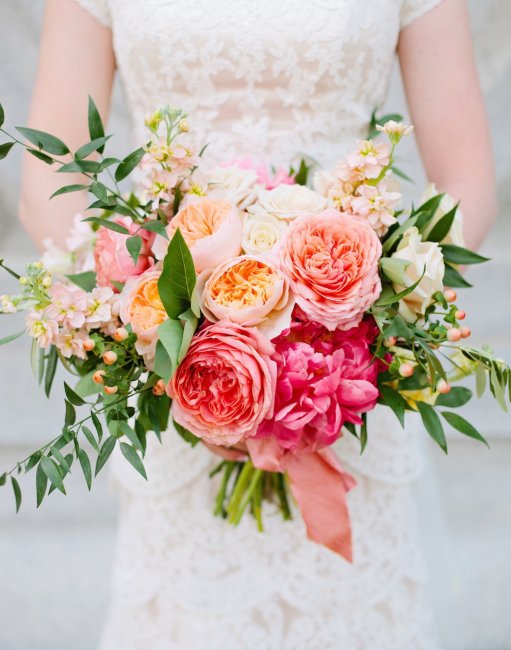 Свадебные букеты из пионовидных роз и фрезий (25 фото)