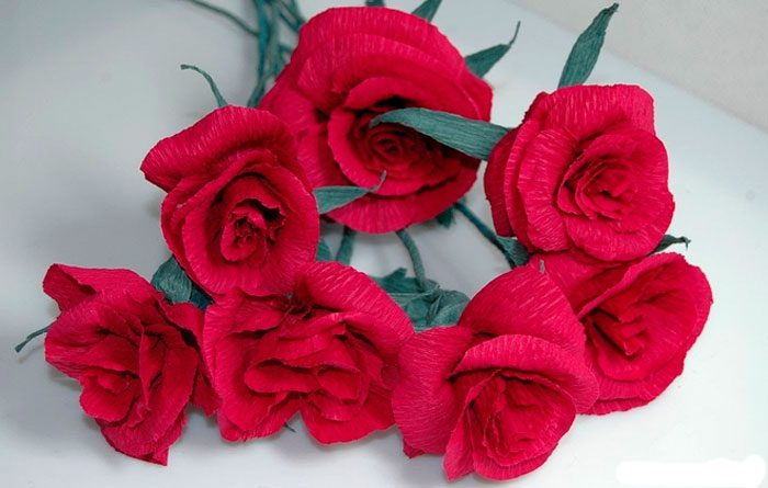 красная роза из гофрированной бумаги