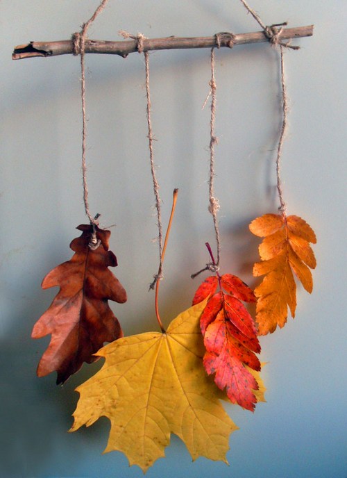 Декор из сухих листьев на ветке
